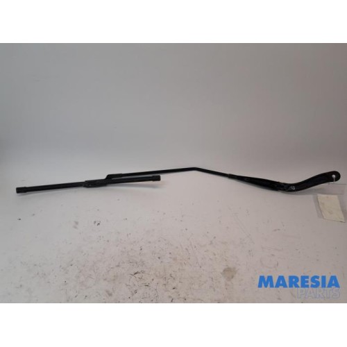 Renault - Trafic - Front wiper arm