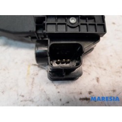 Peugeot - 208 - Tailgate lock mechanism