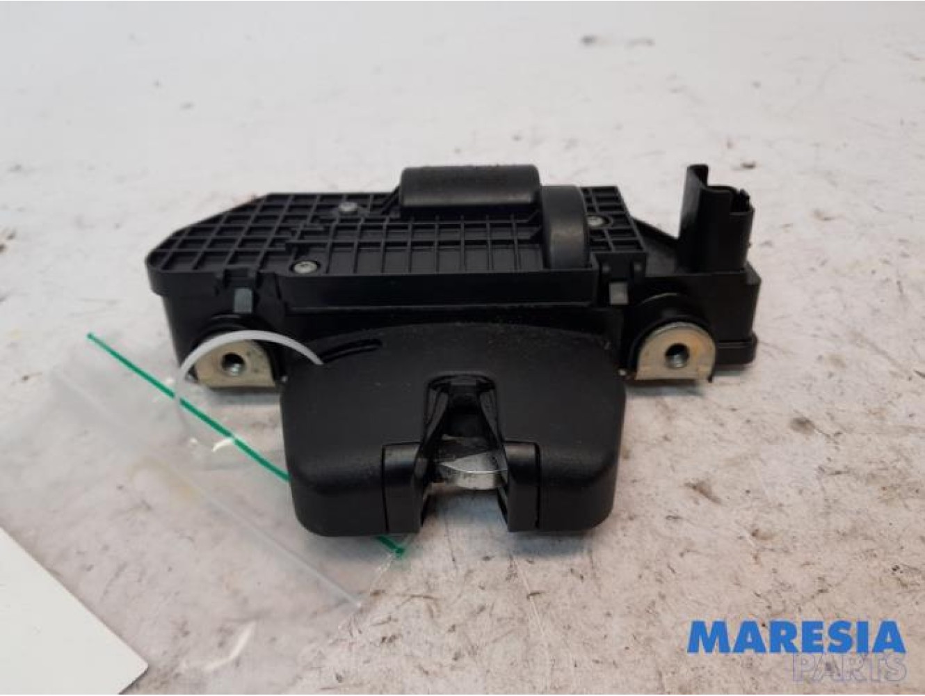 Peugeot - 208 - Tailgate lock mechanism