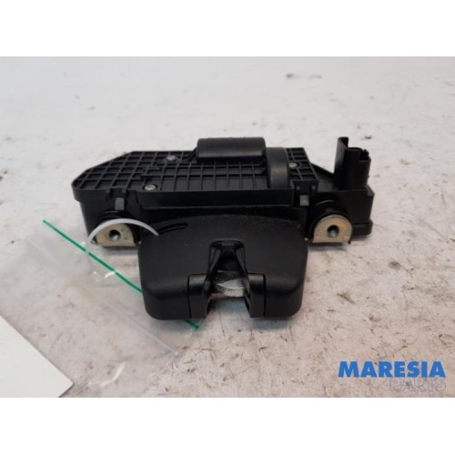 Peugeot - 208 - Tailgate lock mechanism