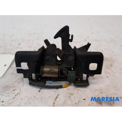 Renault - Trafic - Bonnet lock mechanism