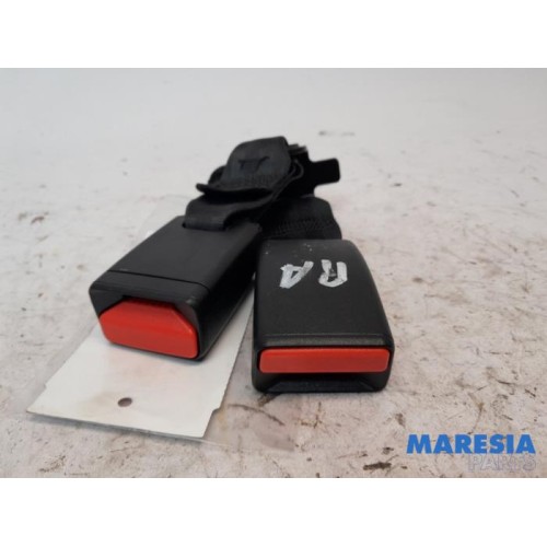 Peugeot - 208 - Insertion ceinture de sécurité arrière centre
