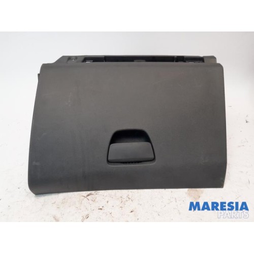 Peugeot - 208 - Glovebox
