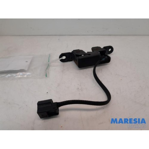 Renault - Megane - Bonnet lock mechanism
