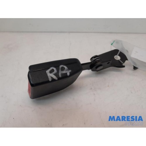 Renault - Megane - Insertion ceinture de sécurité arrière droite