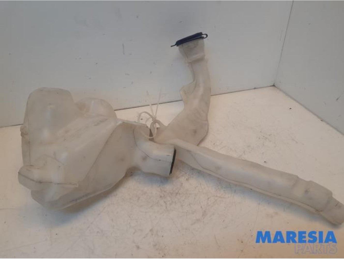 Peugeot - 208 - Front windscreen washer reservoir