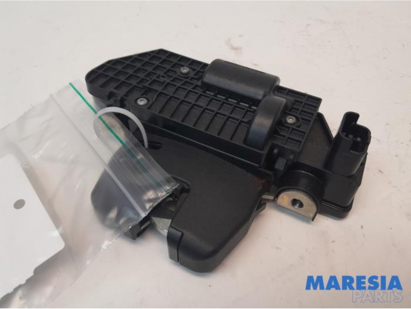Citroen - DS3 - Tailgate lock mechanism