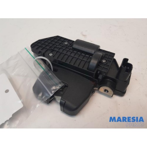 Citroen - DS3 - Tailgate lock mechanism