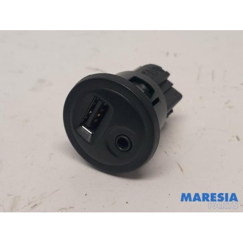 Peugeot - 208 - AUX / USB connection