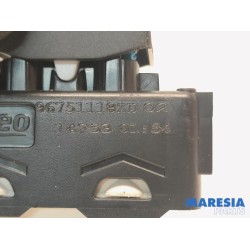 Peugeot - 208 - Electric window switch