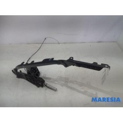 Renault - Megane - Convertible top hinge