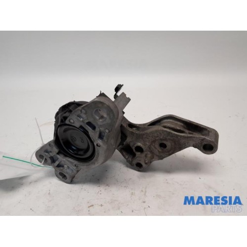 Renault - Trafic - Engine mount
