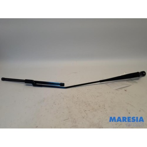 Renault - Trafic - Front wiper arm