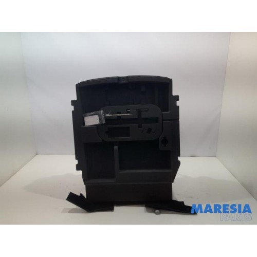 Alfa Romeo - Stelvio - Storage compartment