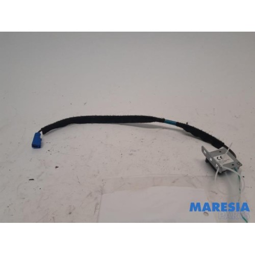 Renault - Trafic - GPS antenna