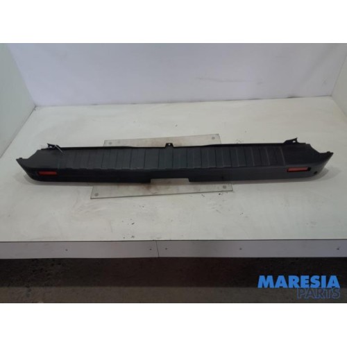 Renault - Trafic - Rear bumper component, central