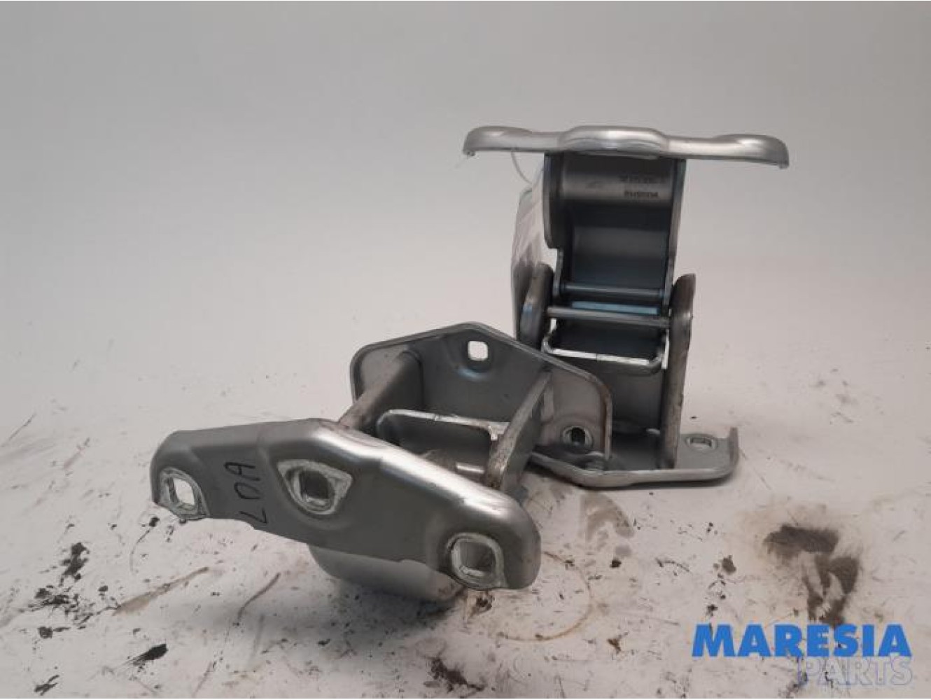 Renault - Trafic - Rear door hinge, left
