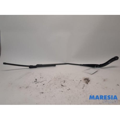 Renault - Trafic - Front wiper arm