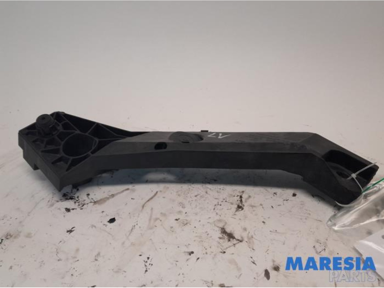 Renault - Trafic - Front part support
