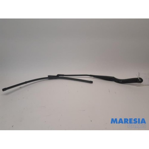 Renault - Trafic - Front wiper arm