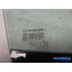 Renault - Trafic - Quarter light, front right
