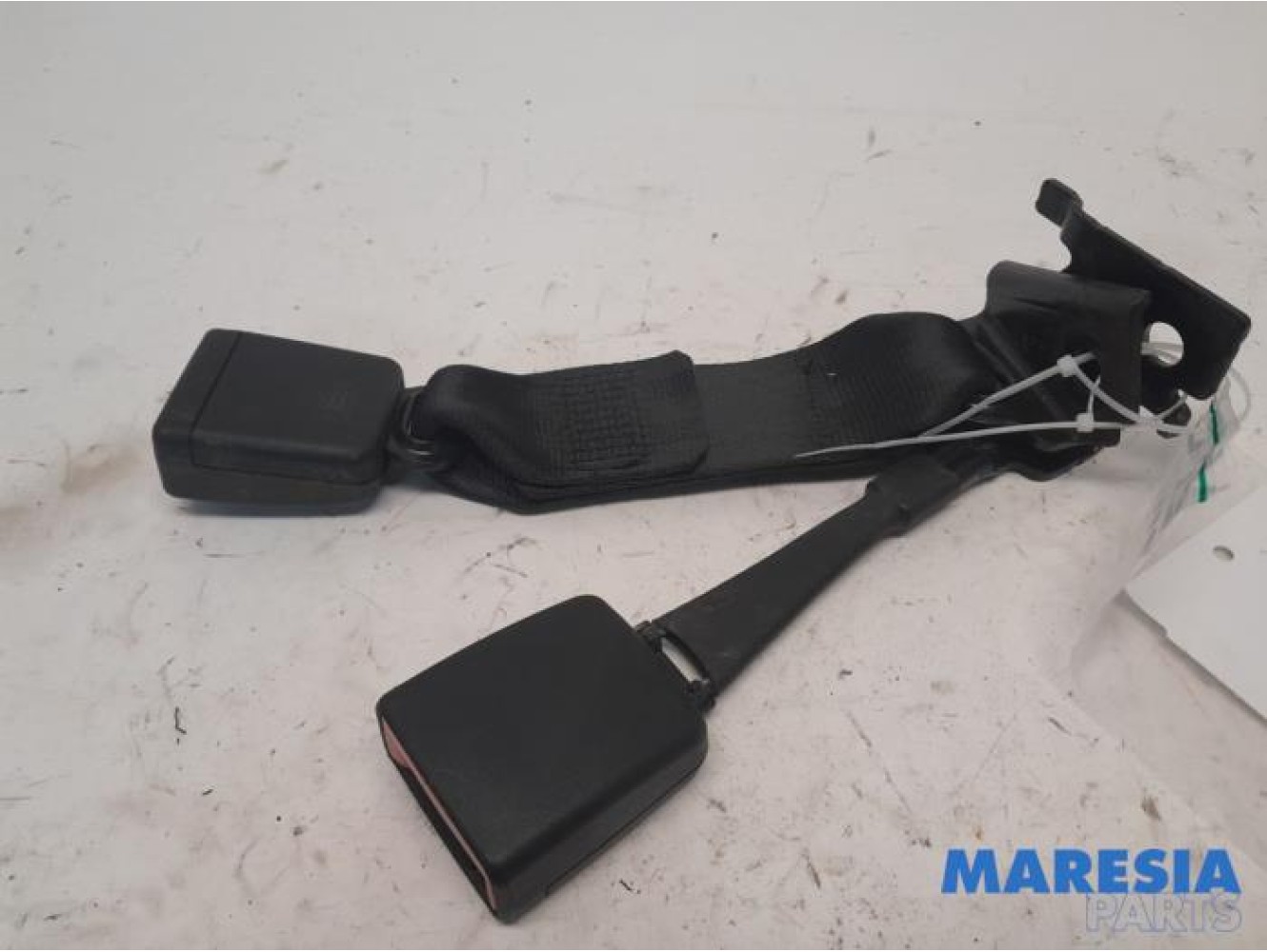 Alfa Romeo - Stelvio - Insertion ceinture de sécurité arrière centre