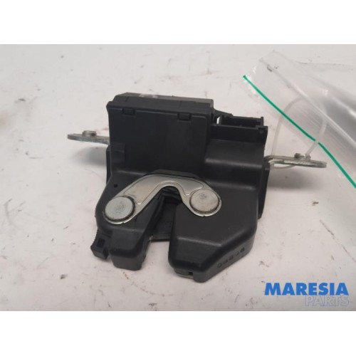 Fiat - 500 - Tailgate lock mechanism