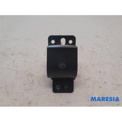 Alfa Romeo - Stelvio - Parking brake switch