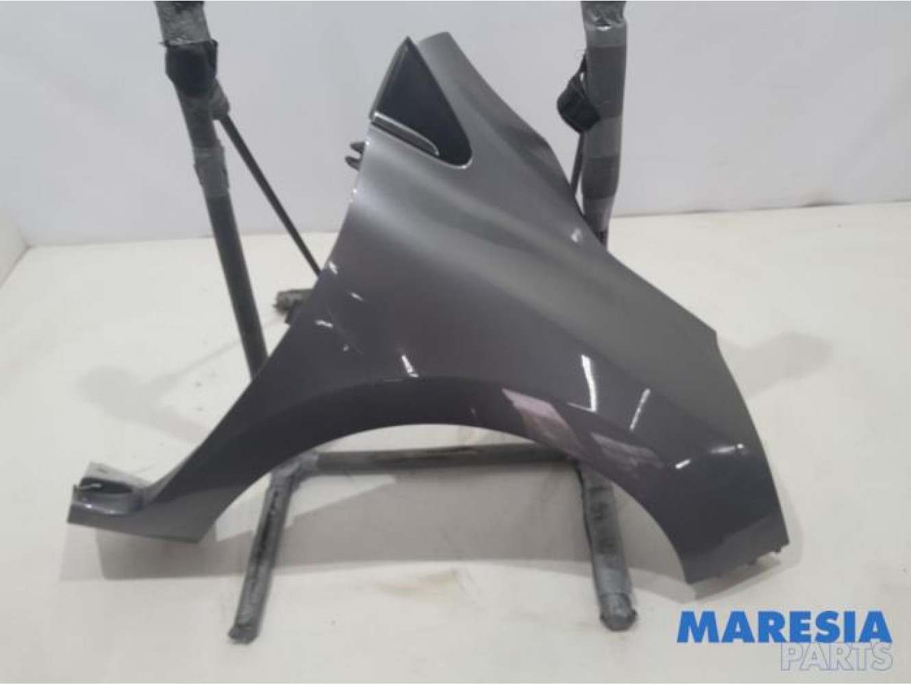 Renault - Clio - Front wing, right