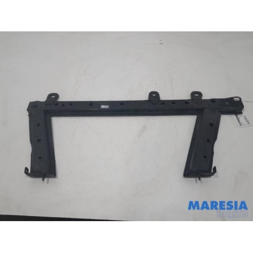 Renault - Clio - Radiator bar