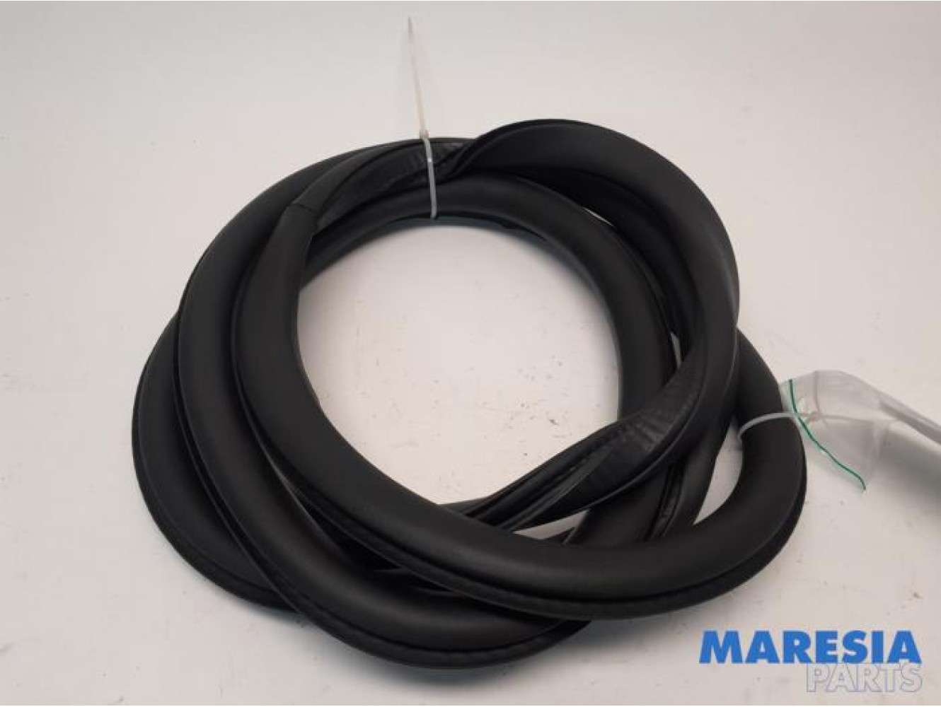 Alfa Romeo - Stelvio - Front door seal 4-door, left