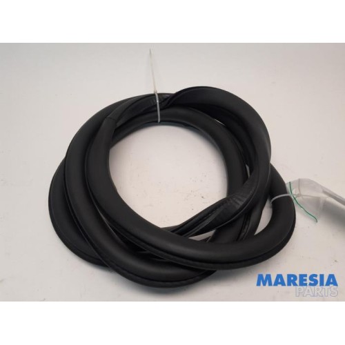 Alfa Romeo - Stelvio - Front door seal 4-door, left