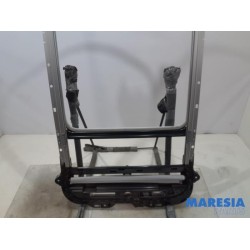 Peugeot - 2008 - Sliding headliner mechanism