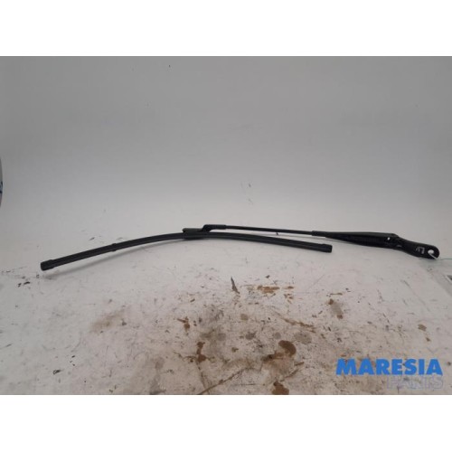 Peugeot - 2008 - Front wiper arm