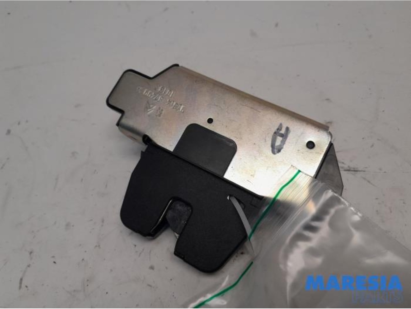 Peugeot - 2008 - Tailgate lock mechanism