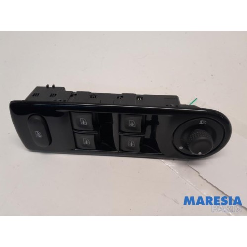 Renault - Clio - Multi-functional window switch
