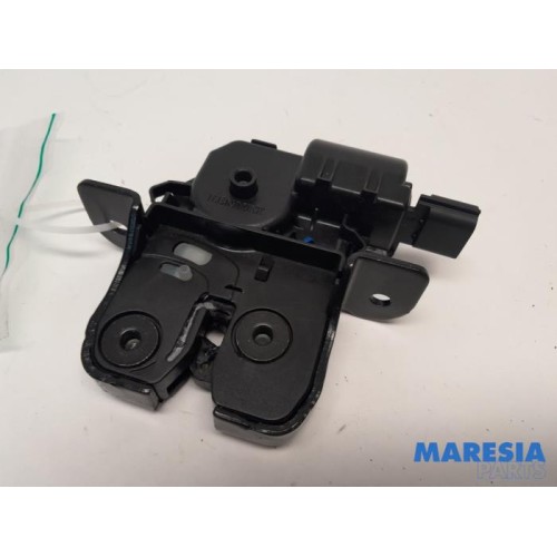 Renault - Clio - Tailgate lock mechanism