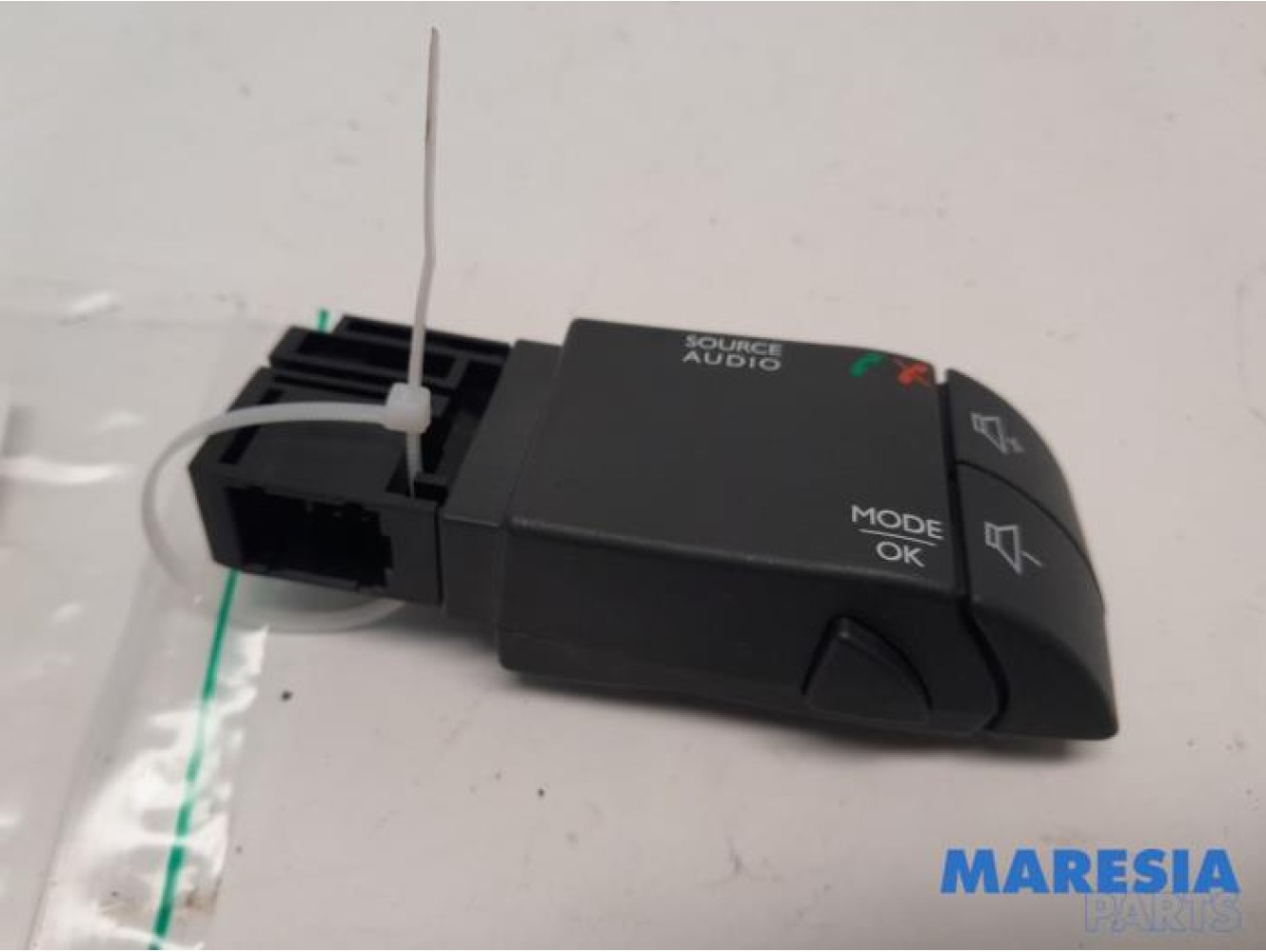 Renault - Clio - Steering wheel mounted radio control