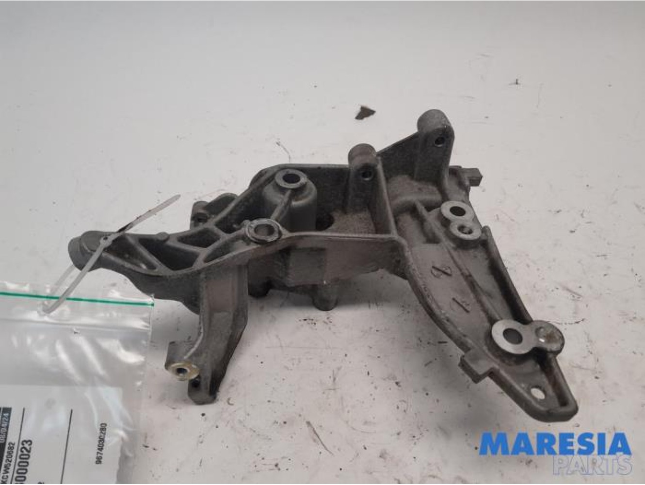 Citroen - C3 - Alternator upper bracket