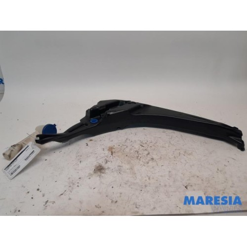 Peugeot - 308 - Front windscreen washer reservoir