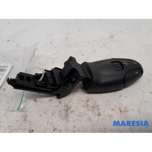Peugeot - 307 - Steering wheel mounted radio control