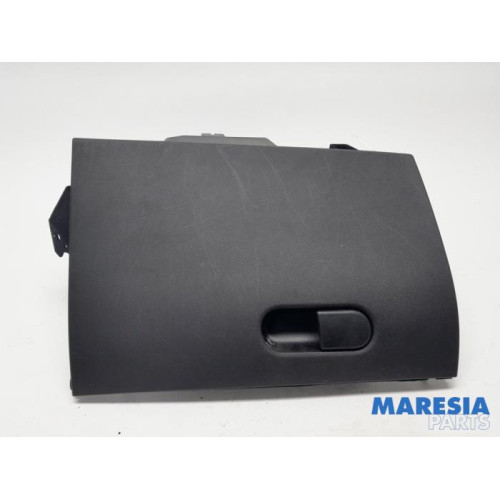 Alfa Romeo - Giulietta - Glovebox