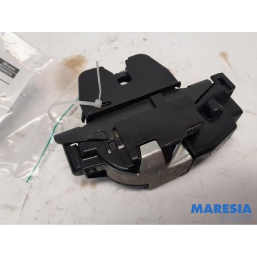 Peugeot - 207 - Tailgate lock mechanism