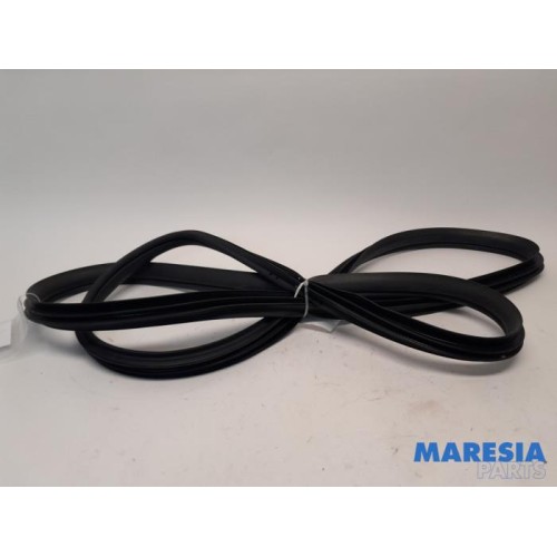 Alfa Romeo - Giulietta - Front door seal 4-door, right