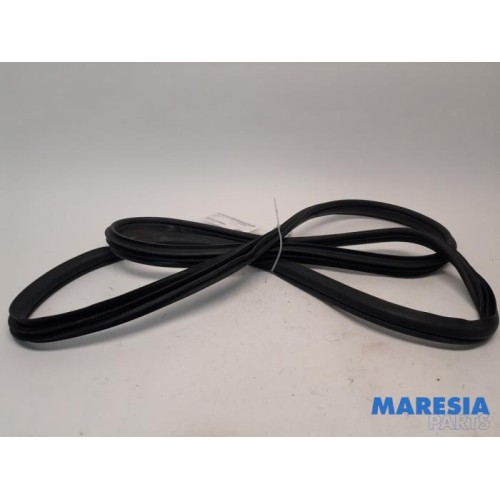 Alfa Romeo - Giulietta - Front door seal 4-door, left