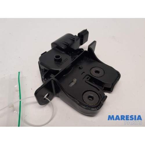 Renault - Megane - Tailgate lock mechanism