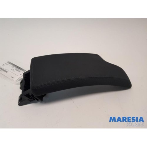 Renault - Megane - Armrest