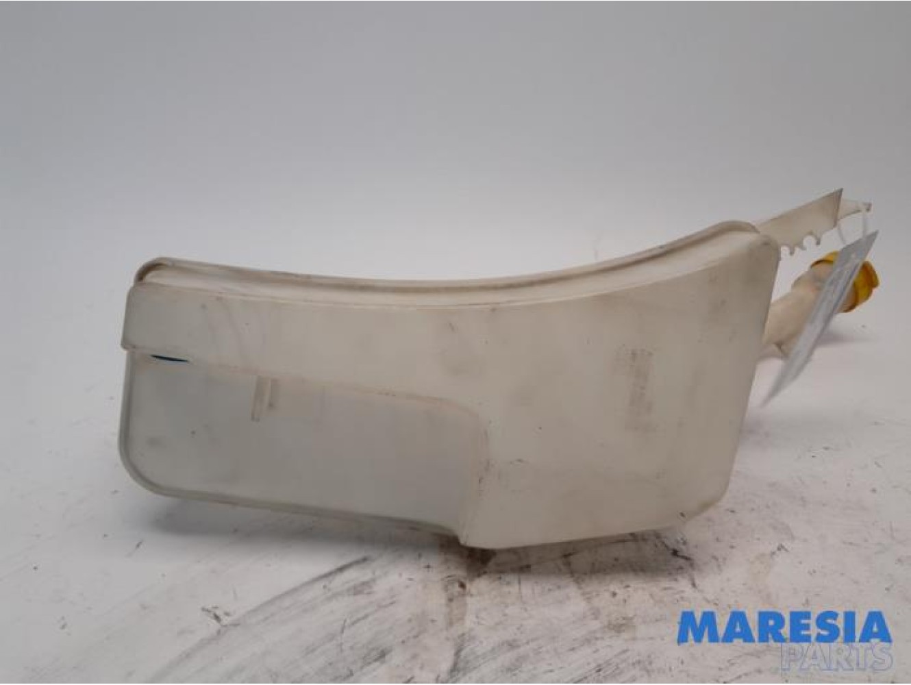 Renault - Clio - Front windscreen washer reservoir