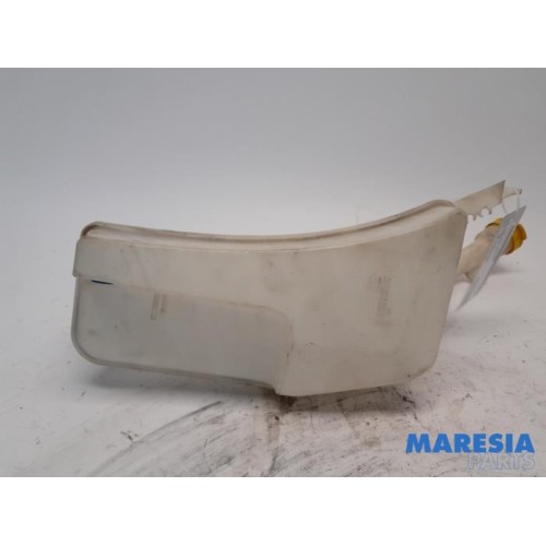 Renault - Clio - Front windscreen washer reservoir