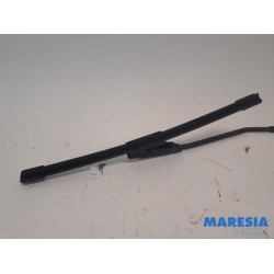 Renault - Clio - Front wiper arm